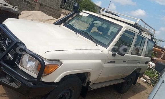Acheter Occasion Voiture Toyota Land Cruiser Gris à Cotonou, Benin Acheter Occasion Voiture Toyota Land Cruiser Gris à Cotonou, Benin