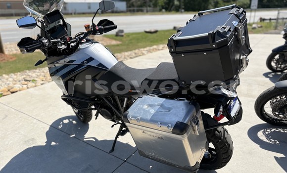 Sayi Na hannu KTM SuperDuke Red Motsi in Cotonou a Benin Sayi Na hannu KTM SuperDuke Red Motsi in Cotonou a Benin