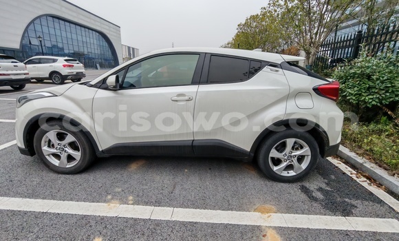 Sayi Na hannu Toyota C-HR White Mota in Cotonou a Benin Sayi Na hannu Toyota C-HR White Mota in Cotonou a Benin