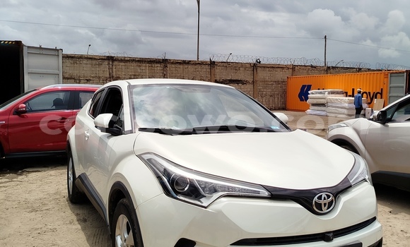 Sayi Na hannu Toyota C-HR White Mota in Cotonou a Benin Sayi Na hannu Toyota C-HR White Mota in Cotonou a Benin