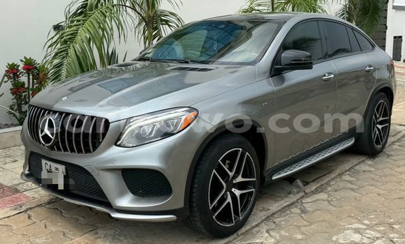 Sayi Sabo Mercedes Viano Azurfa Mota in Cotonou a Benin Sayi Sabo Mercedes Viano Azurfa Mota in Cotonou a Benin
