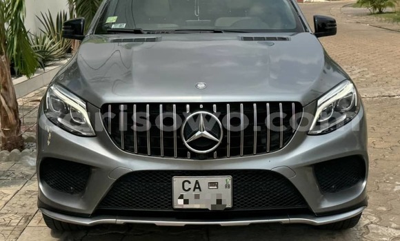 Sayi Sabo Mercedes Viano Azurfa Mota in Cotonou a Benin Sayi Sabo Mercedes Viano Azurfa Mota in Cotonou a Benin