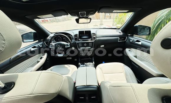 Sayi Sabo Mercedes Viano Azurfa Mota in Cotonou a Benin Sayi Sabo Mercedes Viano Azurfa Mota in Cotonou a Benin