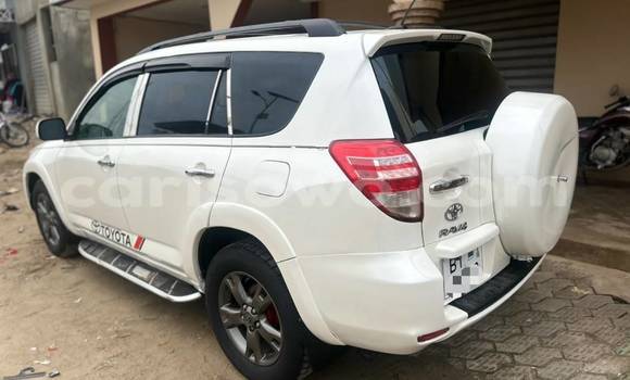 Sayi Na hannu Toyota RAV4 White Mota in Cotonou a Benin Sayi Na hannu Toyota RAV4 White Mota in Cotonou a Benin