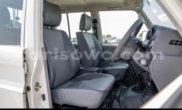 Acheter Occasion Voiture Toyota Land Cruiser Blanc à Cotonou, Benin Acheter Occasion Voiture Toyota Land Cruiser Blanc à Cotonou, Benin