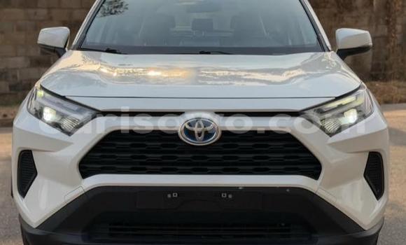 Ra Àlòkù Toyota RAV4 funfun Ọkọ̀ in Cotonou ni Benin
