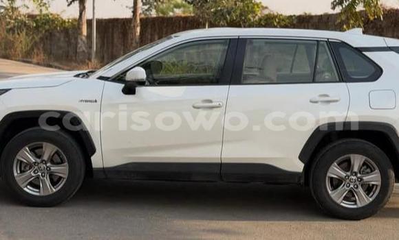 Sayi Na hannu Toyota RAV4 White Mota in Cotonou a Benin Sayi Na hannu Toyota RAV4 White Mota in Cotonou a Benin
