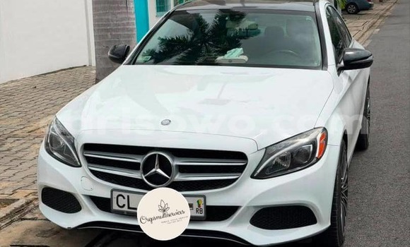 Ra Àlòkù Mercedes-Benz 300CD funfun Ọkọ̀ in Cotonou ni Benin