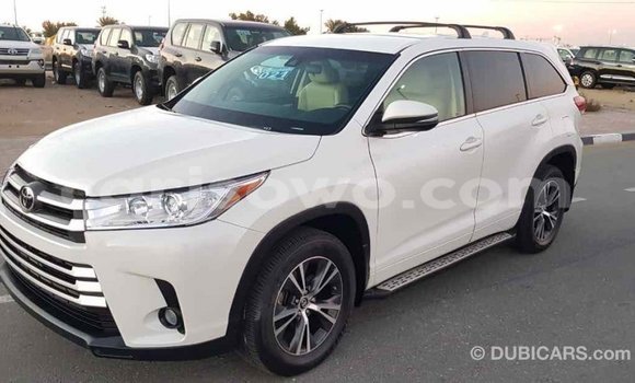 Acheter Import Voiture Toyota Highlander Blanc à Import - Dubai, Benin Acheter Import Voiture Toyota Highlander Blanc à Import - Dubai, Benin