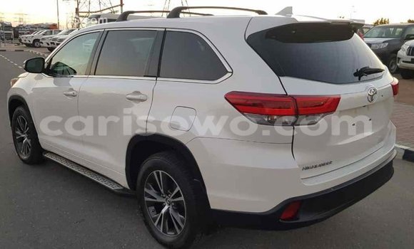 Acheter Import Voiture Toyota Highlander Blanc à Import - Dubai, Benin Acheter Import Voiture Toyota Highlander Blanc à Import - Dubai, Benin