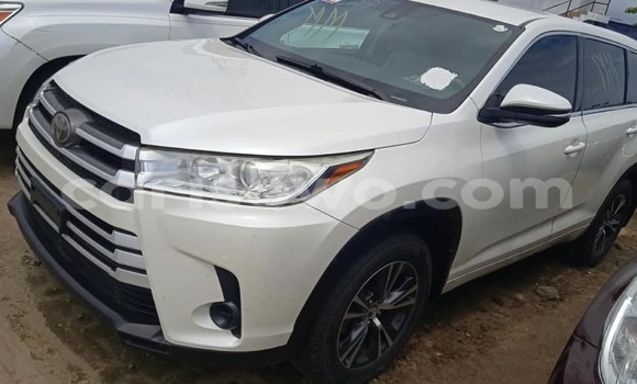 Sayi Na hannu Toyota Highlander White Mota in Cotonou a Benin Sayi Na hannu Toyota Highlander White Mota in Cotonou a Benin