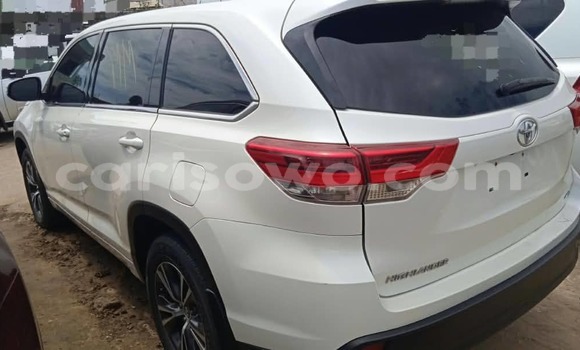 Sayi Na hannu Toyota Highlander White Mota in Cotonou a Benin Sayi Na hannu Toyota Highlander White Mota in Cotonou a Benin