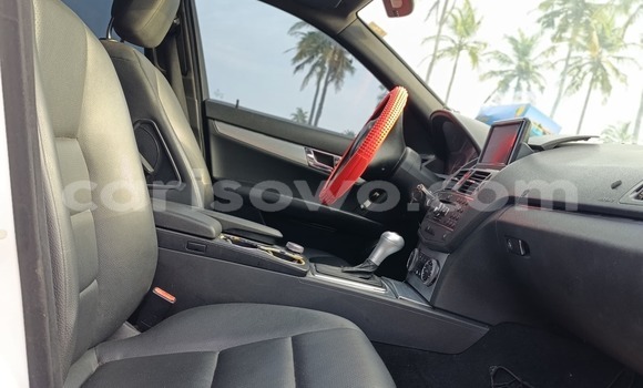 Ra Àlòkù Mercedes-Benz 300CD funfun Ọkọ̀ in Cotonou ni Benin Ra Àlòkù Mercedes-Benz 300CD funfun Ọkọ̀ in Cotonou ni Benin