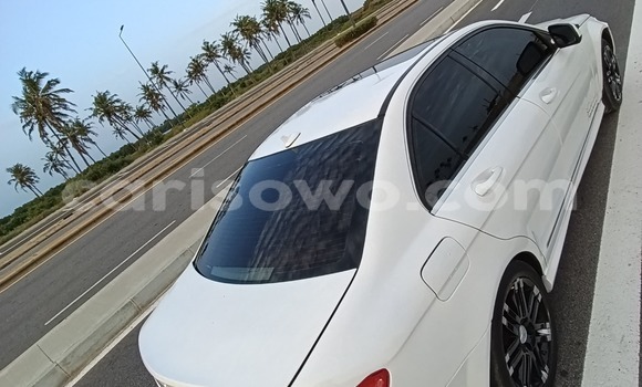 Ra Àlòkù Mercedes-Benz 300CD funfun Ọkọ̀ in Cotonou ni Benin Ra Àlòkù Mercedes-Benz 300CD funfun Ọkọ̀ in Cotonou ni Benin