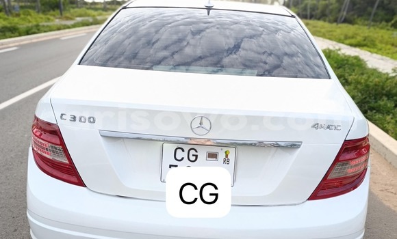 Ra Àlòkù Mercedes-Benz 300CD funfun Ọkọ̀ in Cotonou ni Benin Ra Àlòkù Mercedes-Benz 300CD funfun Ọkọ̀ in Cotonou ni Benin