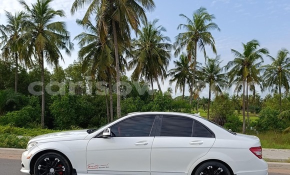Ra Àlòkù Mercedes-Benz 300CD funfun Ọkọ̀ in Cotonou ni Benin Ra Àlòkù Mercedes-Benz 300CD funfun Ọkọ̀ in Cotonou ni Benin