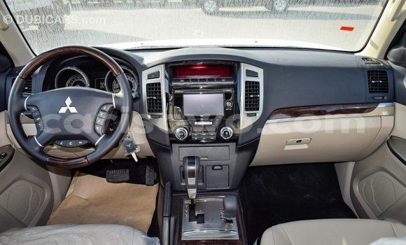 Acheter Import Voiture Mitsubishi Pajero Blanc à Import - Dubai, Benin Acheter Import Voiture Mitsubishi Pajero Blanc à Import - Dubai, Benin