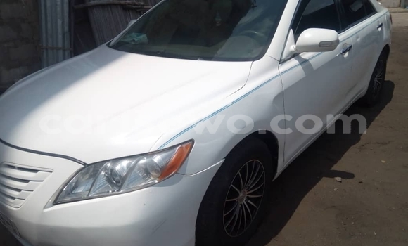 Ra Àlòkù Toyota Camry funfun Ọkọ̀ in Cotonou ni Benin Ra Àlòkù Toyota Camry funfun Ọkọ̀ in Cotonou ni Benin