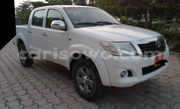 Sayi Na hannu Toyota Hilux White Mota in Cotonou a Benin Sayi Na hannu Toyota Hilux White Mota in Cotonou a Benin