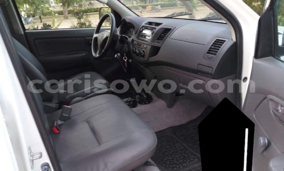 Sayi Na hannu Toyota Hilux White Mota in Cotonou a Benin Sayi Na hannu Toyota Hilux White Mota in Cotonou a Benin
