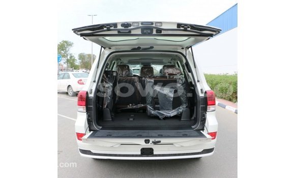 Sayi Imported Toyota Land Cruiser White Mota in Import - Dubai a Benin Sayi Imported Toyota Land Cruiser White Mota in Import - Dubai a Benin