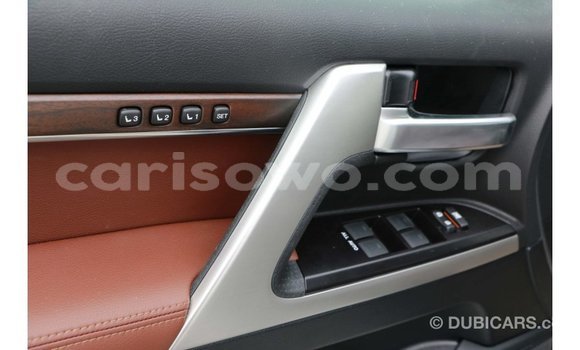Sayi Imported Toyota Land Cruiser White Mota in Import - Dubai a Benin Sayi Imported Toyota Land Cruiser White Mota in Import - Dubai a Benin