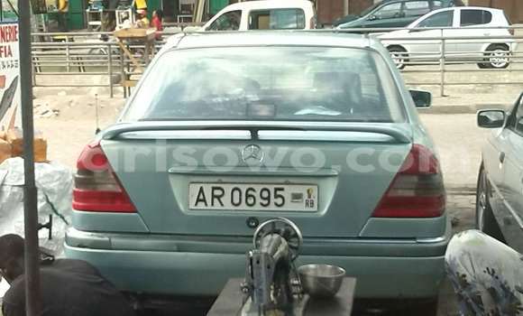 Acheter Occasion Voiture Mercedes-Benz 200 Vert à Cotonou, Benin Acheter Occasion Voiture Mercedes-Benz 200 Vert à Cotonou, Benin