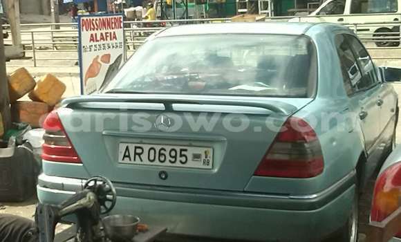Acheter Occasion Voiture Mercedes-Benz 200 Vert à Cotonou, Benin Acheter Occasion Voiture Mercedes-Benz 200 Vert à Cotonou, Benin