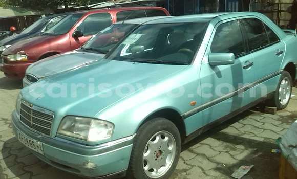 Sayi Na hannu Mercedes-Benz 200 Green Mota in Cotonou a Benin