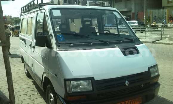 Sayi Na hannu Renault 19 White Mota in Cotonou a Benin