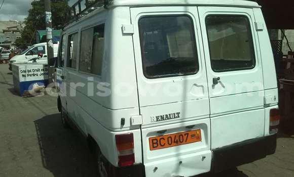 Ra Àlòkù Renault 19 funfun Ọkọ̀ in Cotonou ni Benin Ra Àlòkù Renault 19 funfun Ọkọ̀ in Cotonou ni Benin