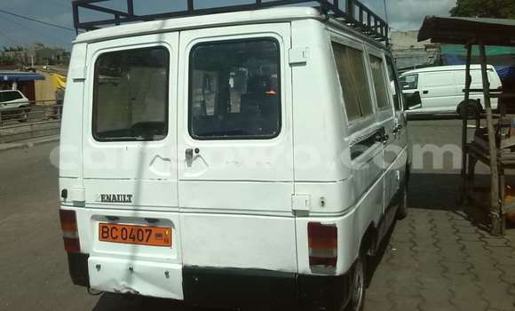 Ra Àlòkù Renault 19 funfun Ọkọ̀ in Cotonou ni Benin Ra Àlòkù Renault 19 funfun Ọkọ̀ in Cotonou ni Benin