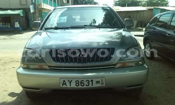 Sayi Na hannu Lexus ES 300 Azurfa Mota in Cotonou a Benin