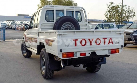 Acheter Import Voiture Toyota Land Cruiser Blanc à Import - Dubai, Benin Acheter Import Voiture Toyota Land Cruiser Blanc à Import - Dubai, Benin