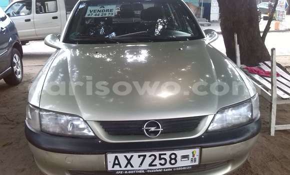 Sayi Na hannu Opel Vectra Azurfa Mota in Cotonou a Benin