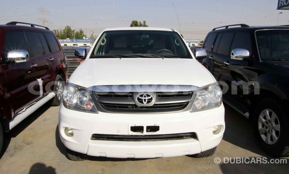 Acheter Import Voiture Toyota Fortuner Blanc à Import - Dubai, Benin Acheter Import Voiture Toyota Fortuner Blanc à Import - Dubai, Benin