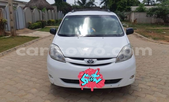 Ra Àlòkù Toyota Sienna funfun Ọkọ̀ in Cotonou ni Benin Ra Àlòkù Toyota Sienna funfun Ọkọ̀ in Cotonou ni Benin