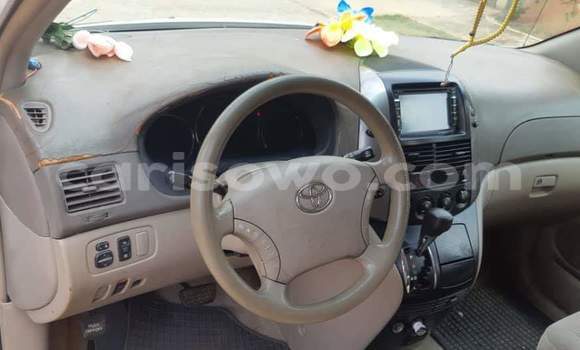 Ra Àlòkù Toyota Sienna funfun Ọkọ̀ in Cotonou ni Benin Ra Àlòkù Toyota Sienna funfun Ọkọ̀ in Cotonou ni Benin