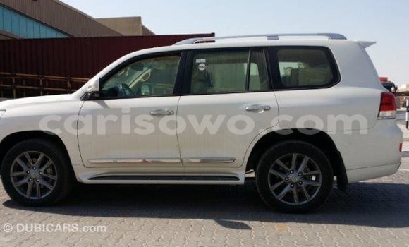 Acheter Import Voiture Toyota Land Cruiser Blanc à Import - Dubai, Benin Acheter Import Voiture Toyota Land Cruiser Blanc à Import - Dubai, Benin