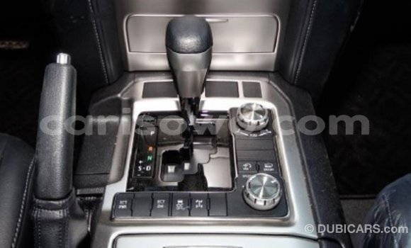 Acheter Import Voiture Toyota Land Cruiser Blanc à Import - Dubai, Benin Acheter Import Voiture Toyota Land Cruiser Blanc à Import - Dubai, Benin