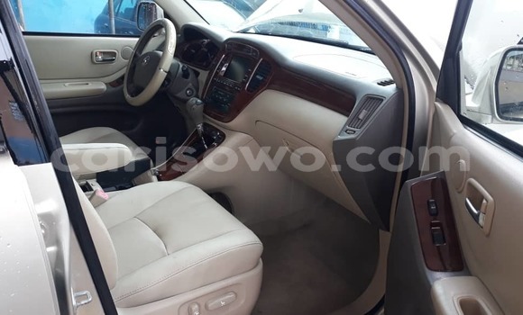 Acheter Occasion Voiture Toyota Highlander Beige à Cotonou, Benin Acheter Occasion Voiture Toyota Highlander Beige à Cotonou, Benin