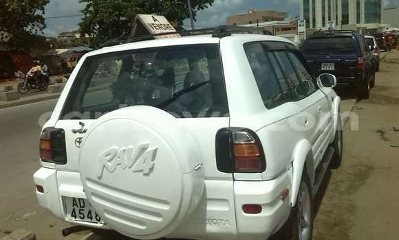 Ra Àlòkù Toyota RAV4 funfun Ọkọ̀ in Cotonou ni Benin Ra Àlòkù Toyota RAV4 funfun Ọkọ̀ in Cotonou ni Benin