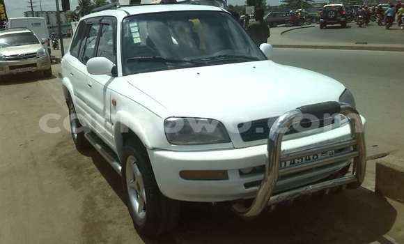 Ra Àlòkù Toyota RAV4 funfun Ọkọ̀ in Cotonou ni Benin Ra Àlòkù Toyota RAV4 funfun Ọkọ̀ in Cotonou ni Benin