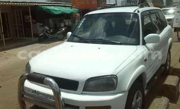 Ra Àlòkù Toyota RAV4 funfun Ọkọ̀ in Cotonou ni Benin Ra Àlòkù Toyota RAV4 funfun Ọkọ̀ in Cotonou ni Benin