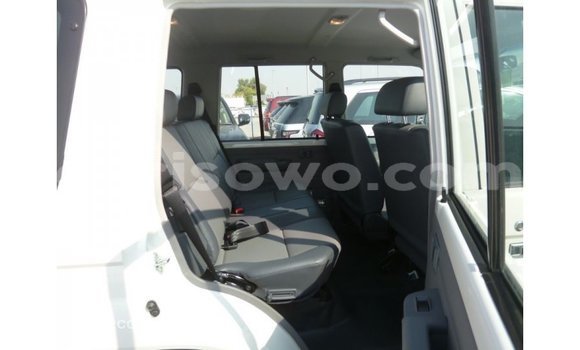 Acheter Import Voiture Toyota Land Cruiser Blanc à Import - Dubai, Benin Acheter Import Voiture Toyota Land Cruiser Blanc à Import - Dubai, Benin