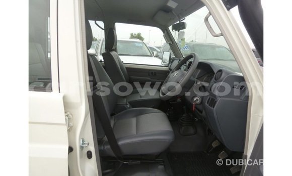 Acheter Import Voiture Toyota Land Cruiser Blanc à Import - Dubai, Benin Acheter Import Voiture Toyota Land Cruiser Blanc à Import - Dubai, Benin
