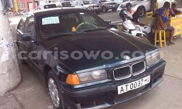 Sayi Na hannu BMW 3–Series Blue Mota in Cotonou a Benin