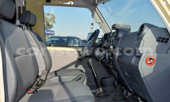 Acheter Neuf Voiture Toyota Land Cruiser Beige à Abomey, Benin Acheter Neuf Voiture Toyota Land Cruiser Beige à Abomey, Benin