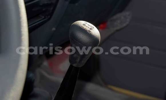 Acheter Neuf Voiture Toyota Land Cruiser Beige à Abomey, Benin Acheter Neuf Voiture Toyota Land Cruiser Beige à Abomey, Benin