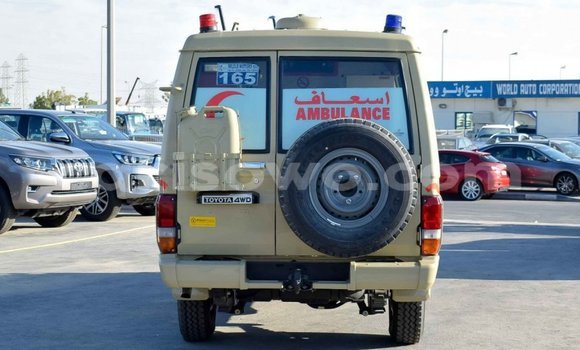 Acheter Neuf Voiture Toyota Land Cruiser Beige à Abomey, Benin Acheter Neuf Voiture Toyota Land Cruiser Beige à Abomey, Benin